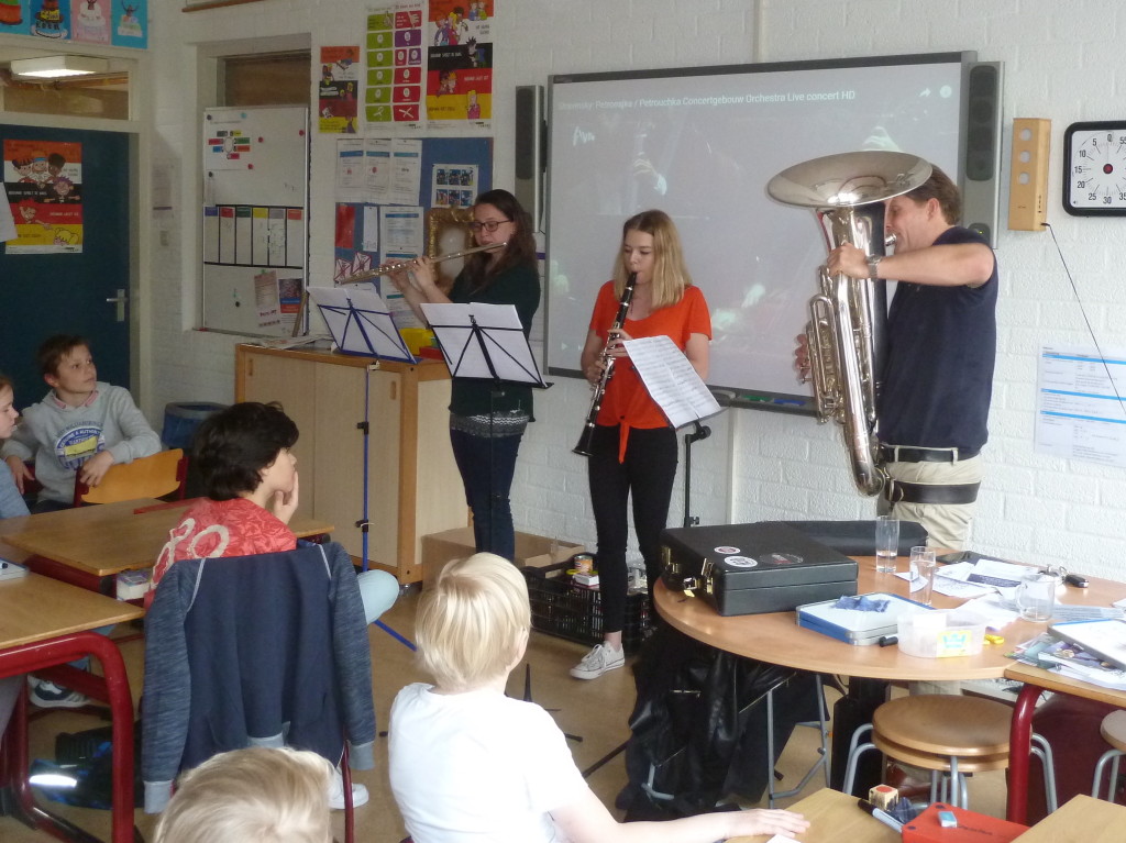 Leden AJO spelen op basisschool De Ladder